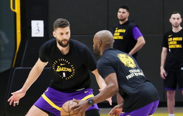 星空体育app官方网站-三分8连中！湖人暗藏2米08高炮苦练：季后赛当奇兵？